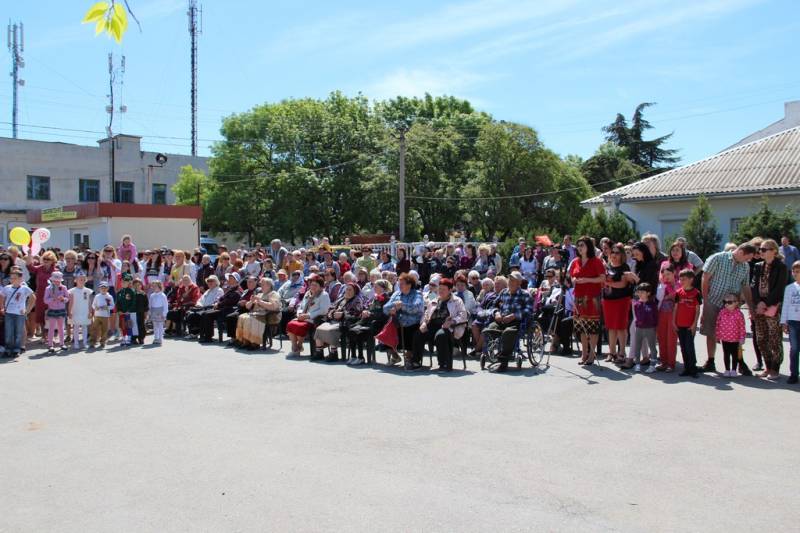 torzhestvennaya_chastj_prohozhdenie_lichnogo_sostava_garnizona_koncert_09_05_2016_53_web_53